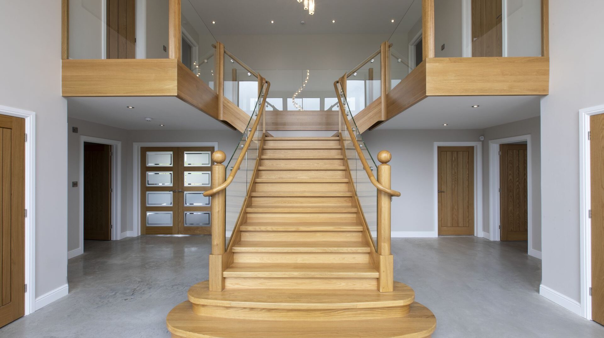 Ponad 30 lat doświadczenia w projektowaniu i tworzeniu schodów drewnianych.